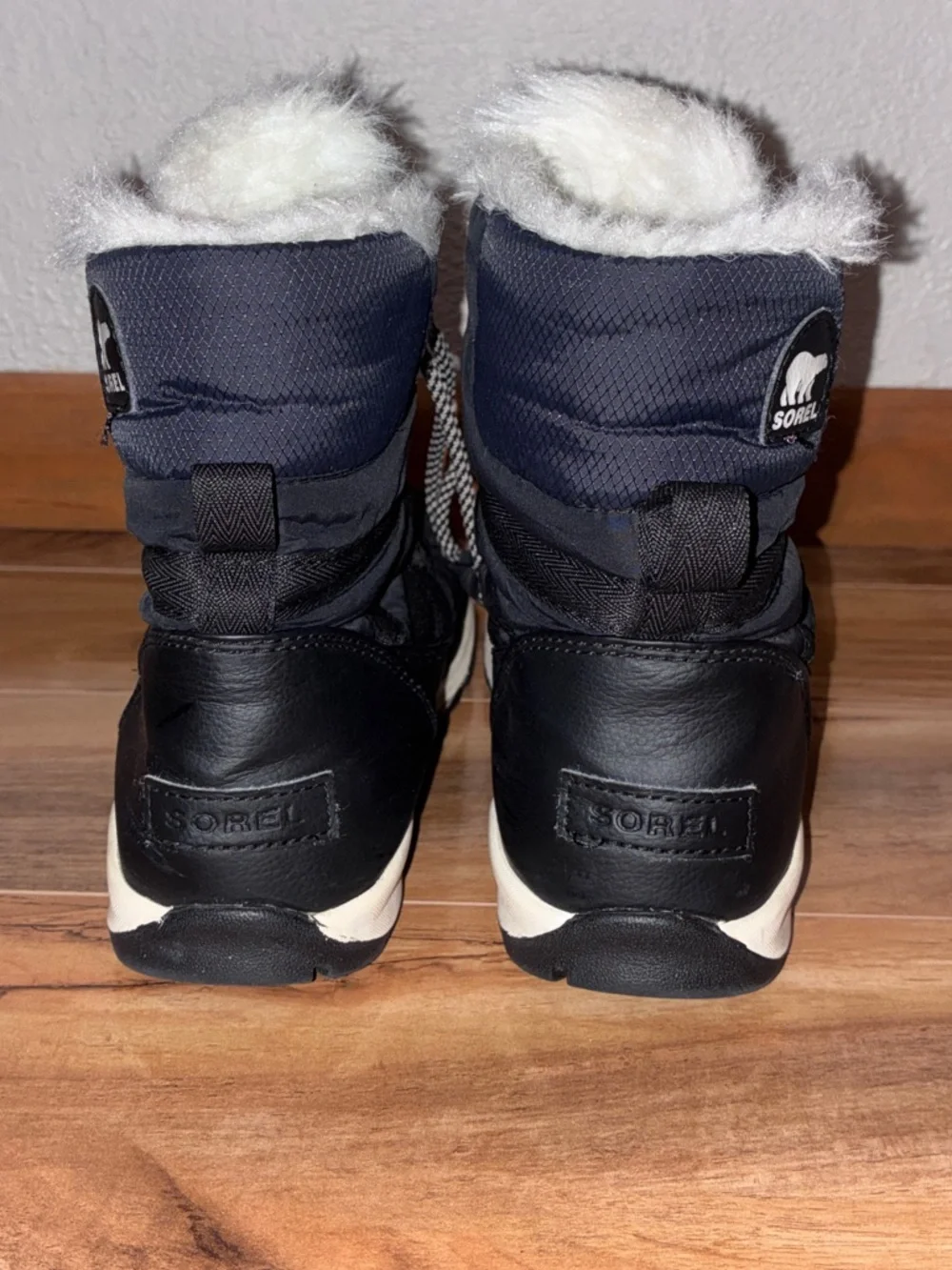 Sorel Whitney II Short Lace Waterproof Boot Black - size kids 6, fit womens 7.5